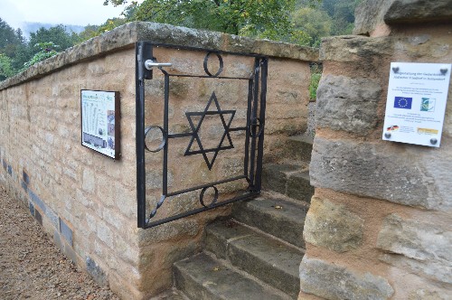 Eingang zum jüdischen Friedhof in Bollendorf /Sauer JF Bollendorf Eingang 2 wb 500