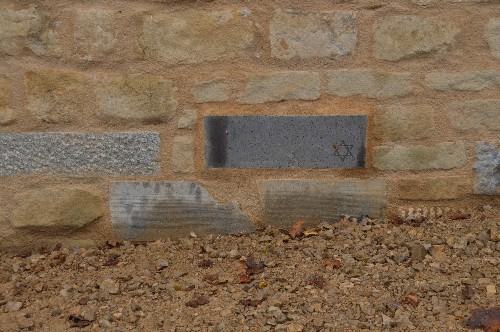 Der Ort, an dem die Grabsteine früher vermauert waren. Ein Platzhalter markiert den Ort. JF Bollendorf Gedenksteine Mauer 2 wb 500